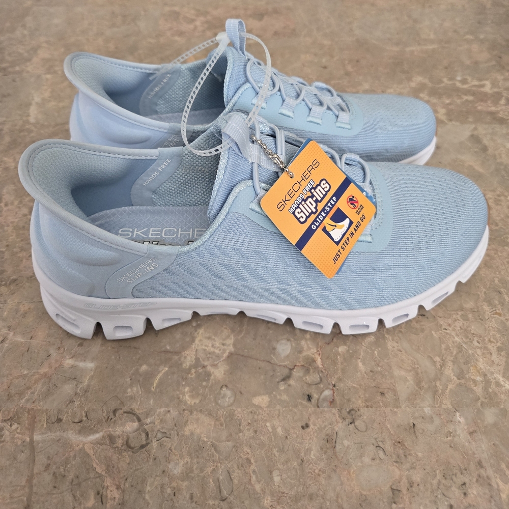 Women's SkechersGlide-Step Tranquility Slip-Ins Sneakers .    Size 6